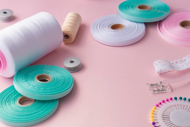 kompozycja nici i materiałów do haftu